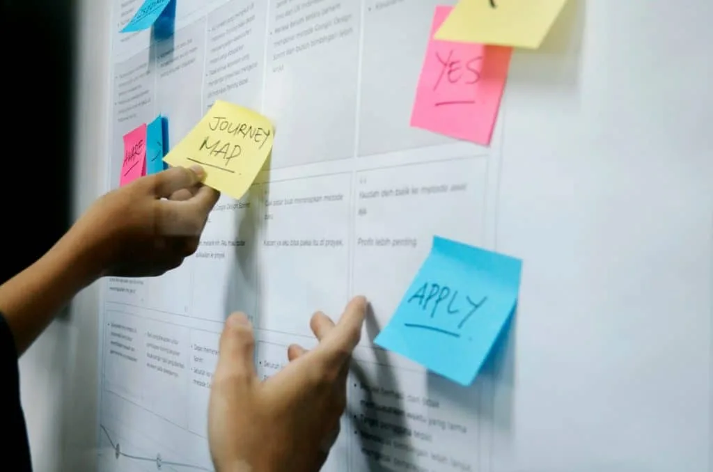 hand holding a yellow note pad