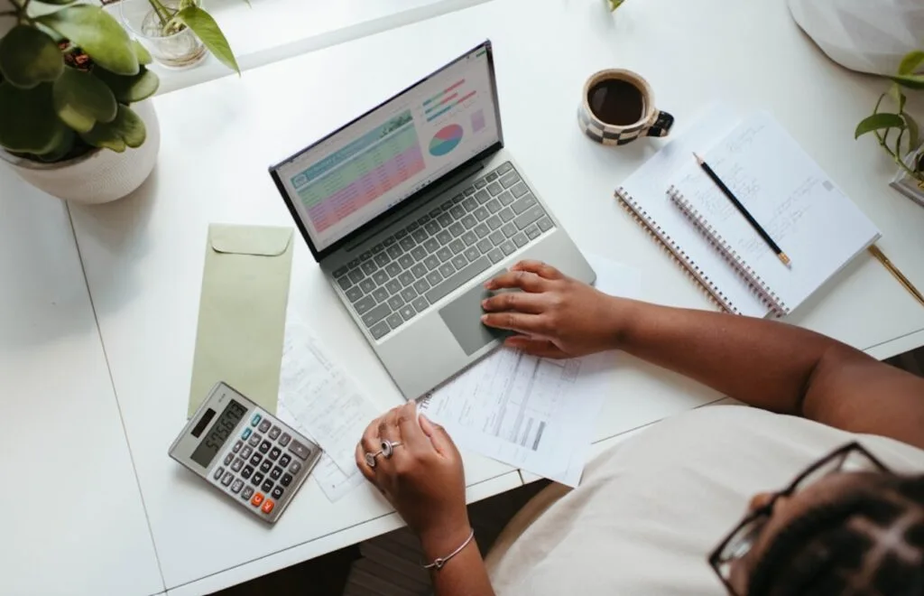 Employee using PSA software to gauge project health, workforce performance, and client satisfaction rates.