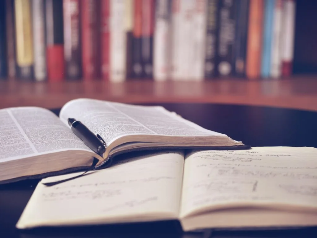 How-To-Navigate-the-Publishing-Process-from-Manuscript-to-Bookshelf-001