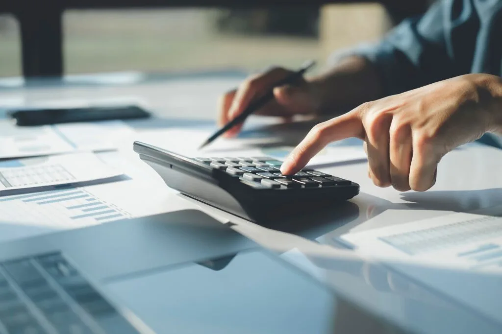 The-Benefits-Of-A-Dedicated-Business-Bank-Account-Why-It-Matters-001